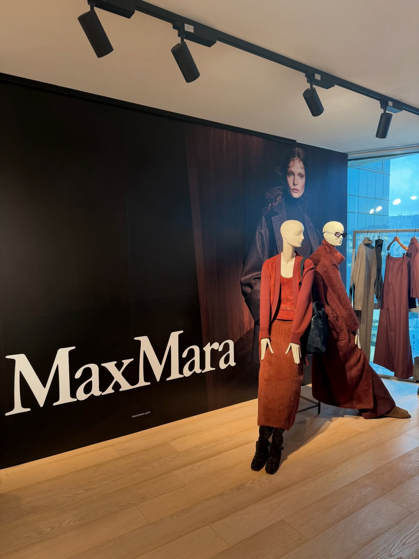 疑似Max Mara 26秋冬广告刚好Lulu Tenney也是这季闭场 不会o
