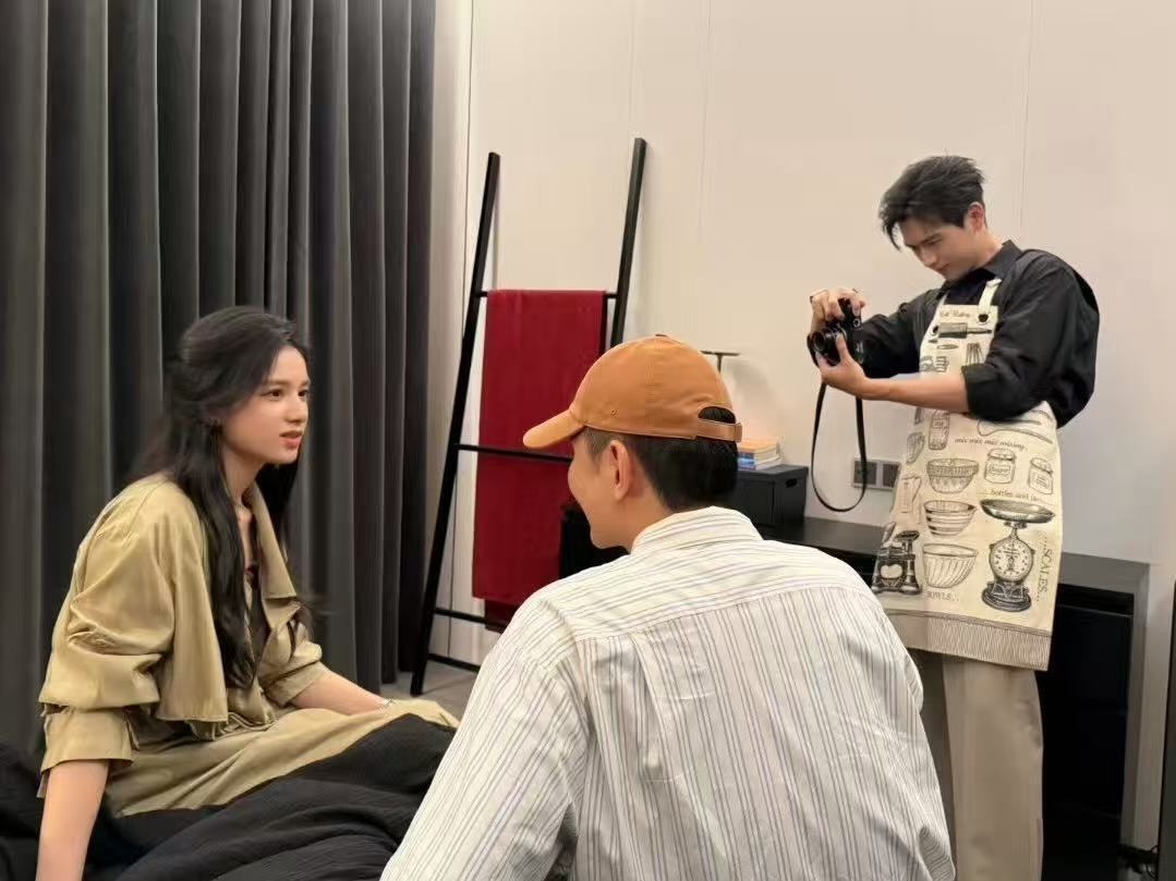 李现拍张婧仪刘冲李现给张婧仪刘冲拍照 李现什么时候把拍的张婧仪全发出来 