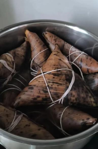 上周末两个娃在家闹腾得厉害，非说城里没劲透了，既抓不到螃蟹也听不见青蛙叫。我和老