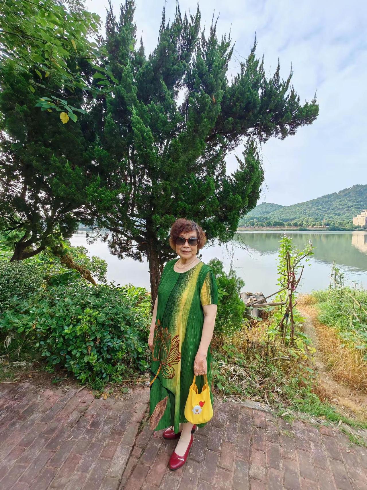 自然生活穿搭 穿搭穿出自信优雅到老 年龄无界穿搭 自然与穿搭的融合美 公园穿搭灵