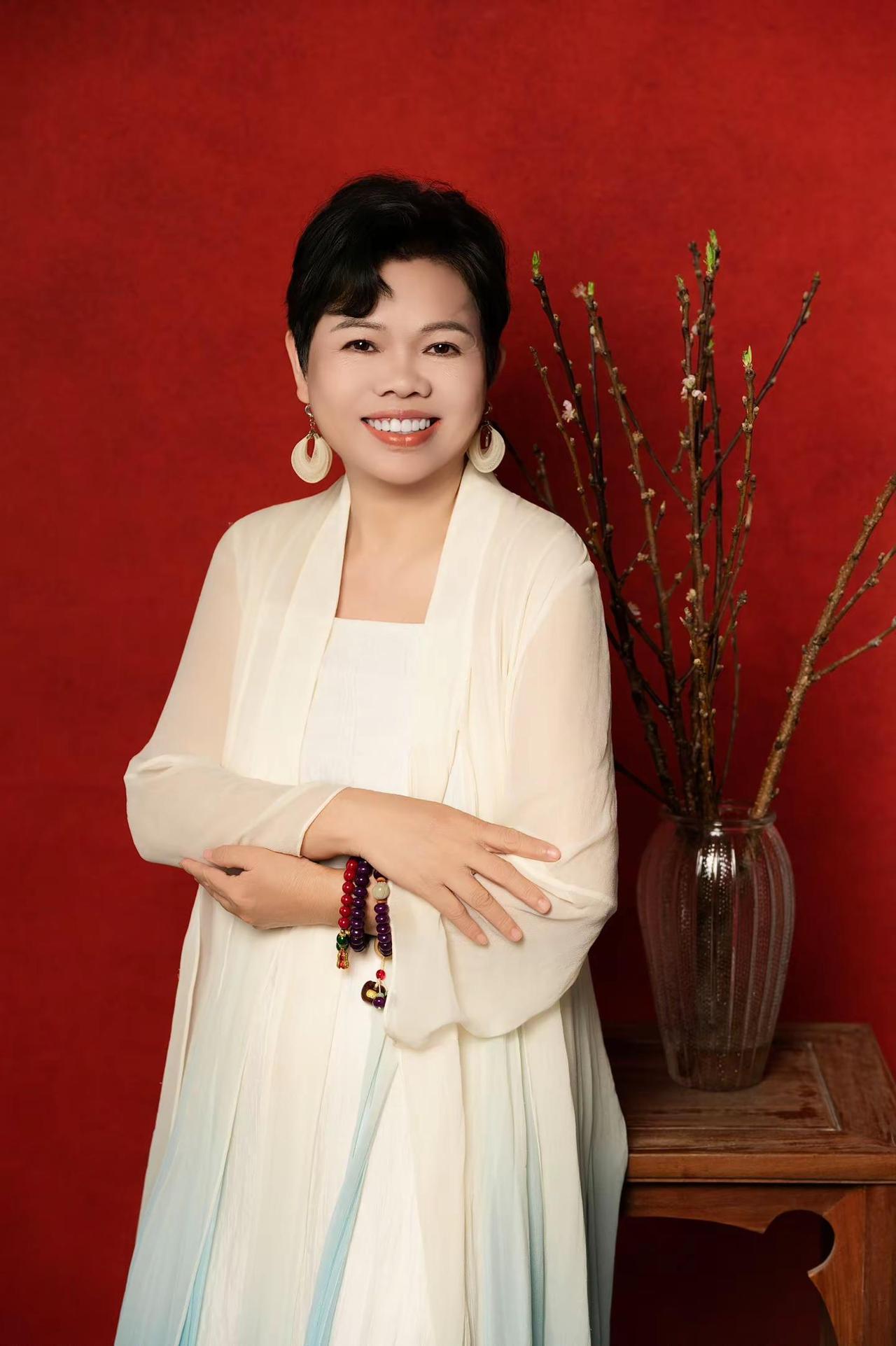 弟子雅圣赞师父今天的形象照太惊艳了！白衣温婉如仙，飘逸脱俗；黑衣沉稳大气，气场十