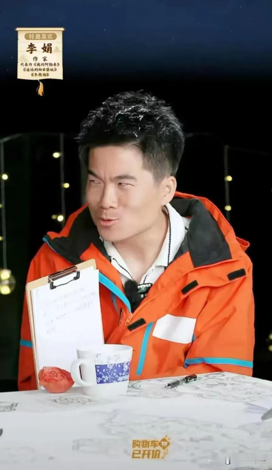 顶流该进修一下表情管理了。男顶流访谈女作家，两人全程基本不同频不说，顶流的表情管