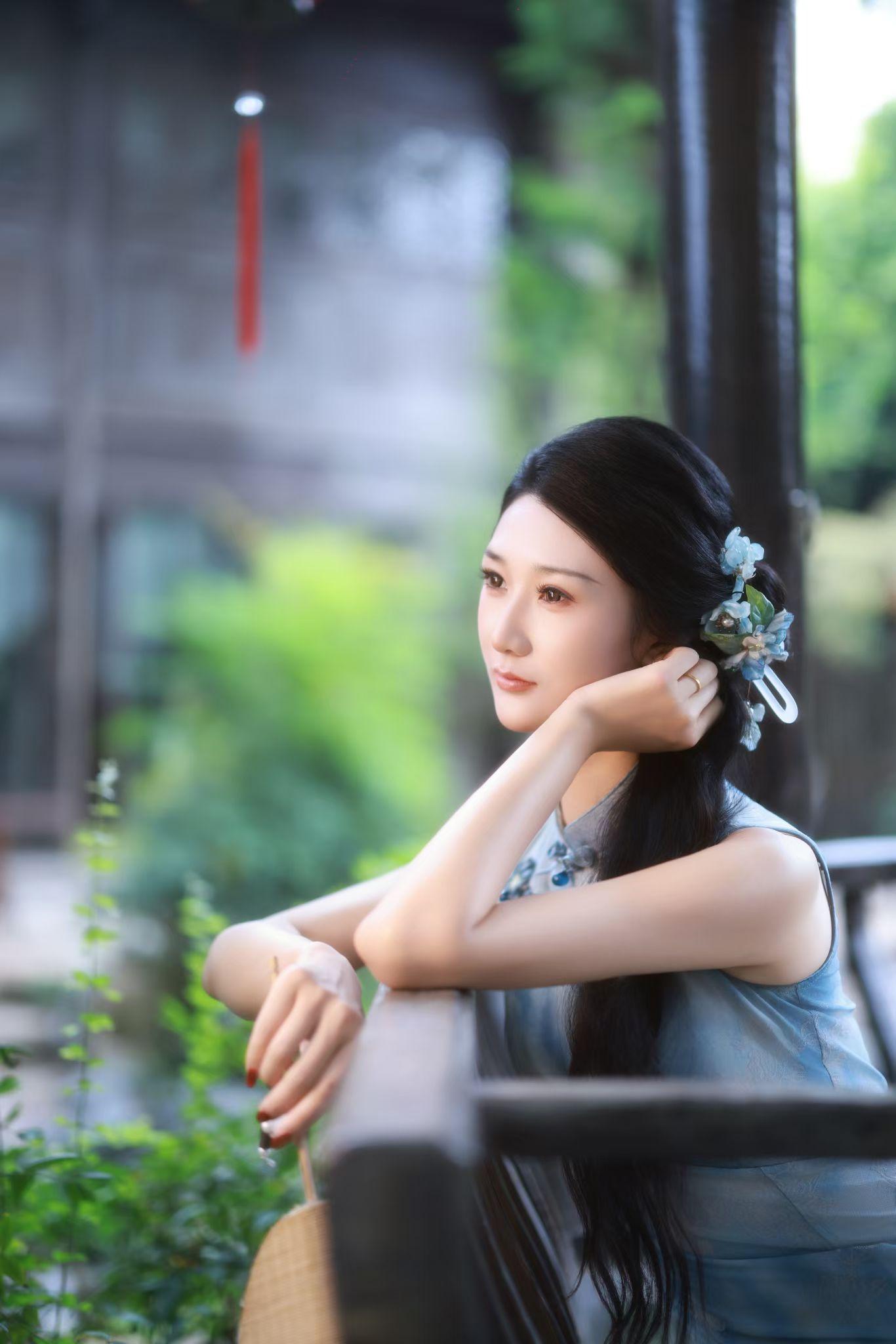 在金陵的盛夏里，以一袭浅蓝旗袍为笔，在老门东的街巷间写下江南情诗。青砖...