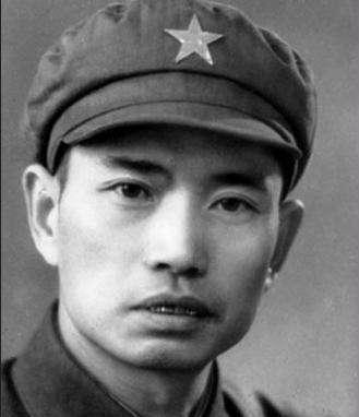 1982年，开国少将尤太忠视察部队，见一副团长好生眼熟，暗骂一句大事不好，立刻打