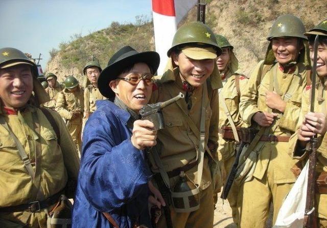 1938年深夜，当了叛徒的葛海禄突然性瘾大发，便偷偷从样子沟下屯来到上屯想抢几名