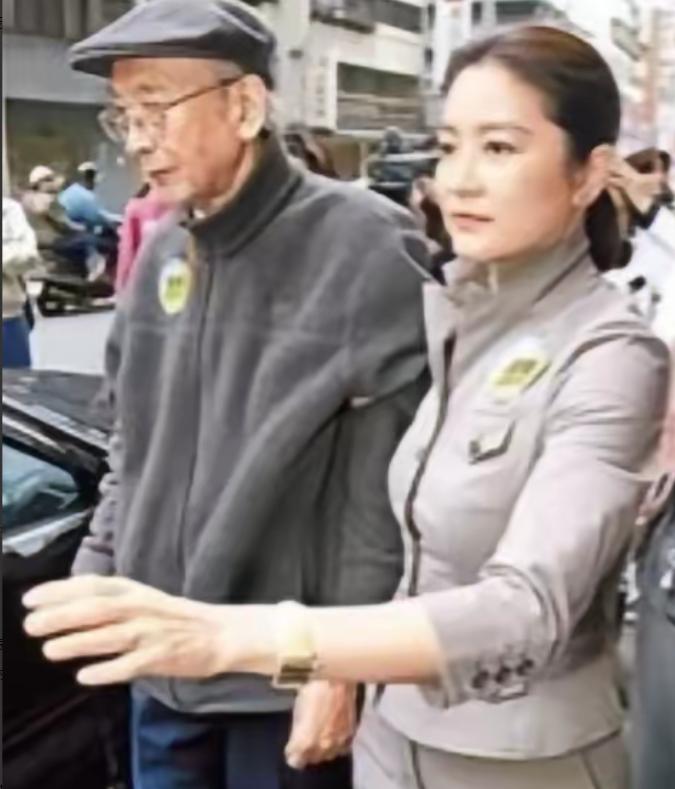 1948 年山东莱阳，一场败仗过后，国军军医林维良仓皇失措，狠心抛下刚出生仅 3