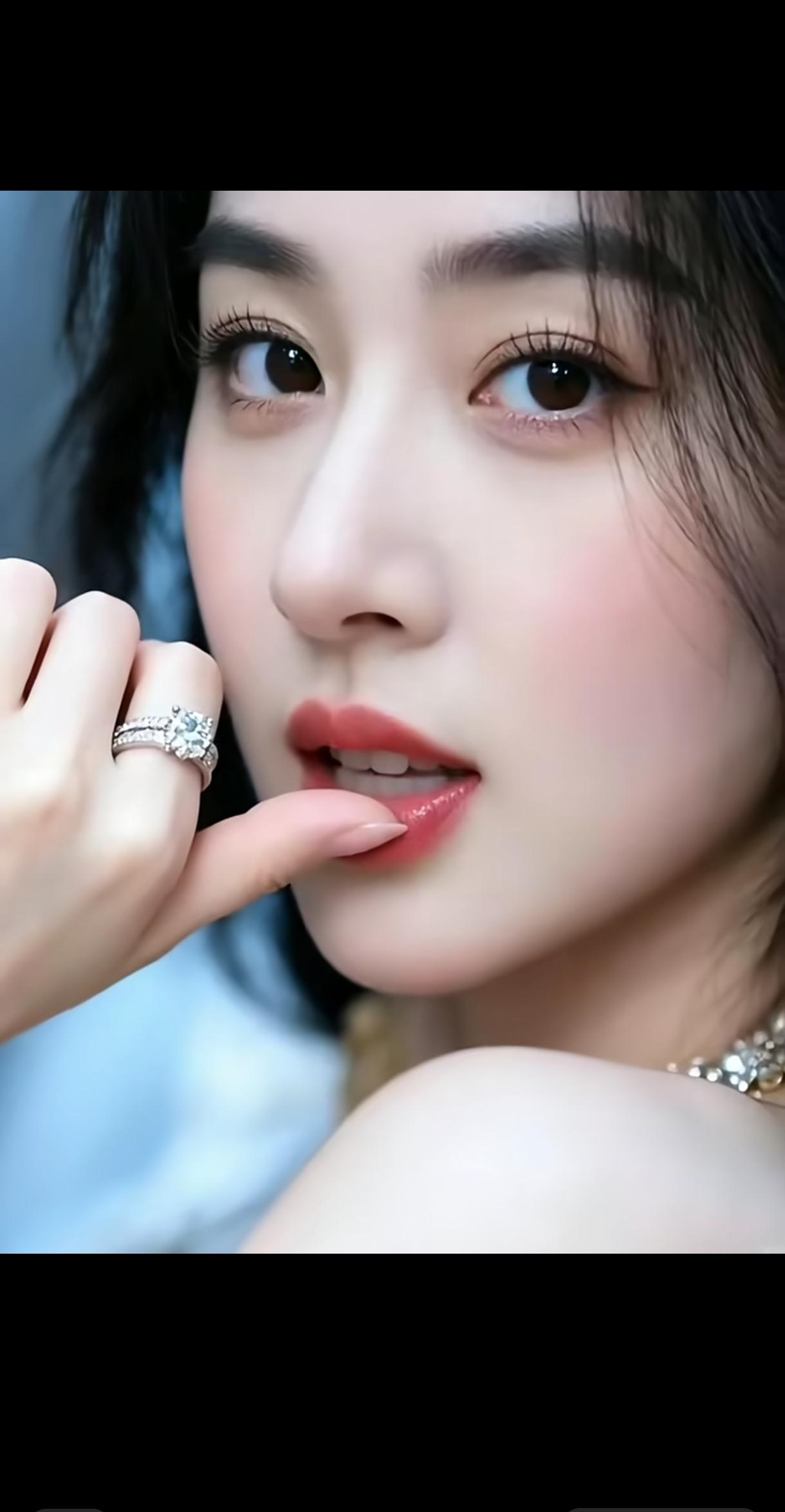 优雅红唇，闪耀珠宝，尽显迷人魅力！💄✨💍分享一下你随手拍下的照片 红唇美人照