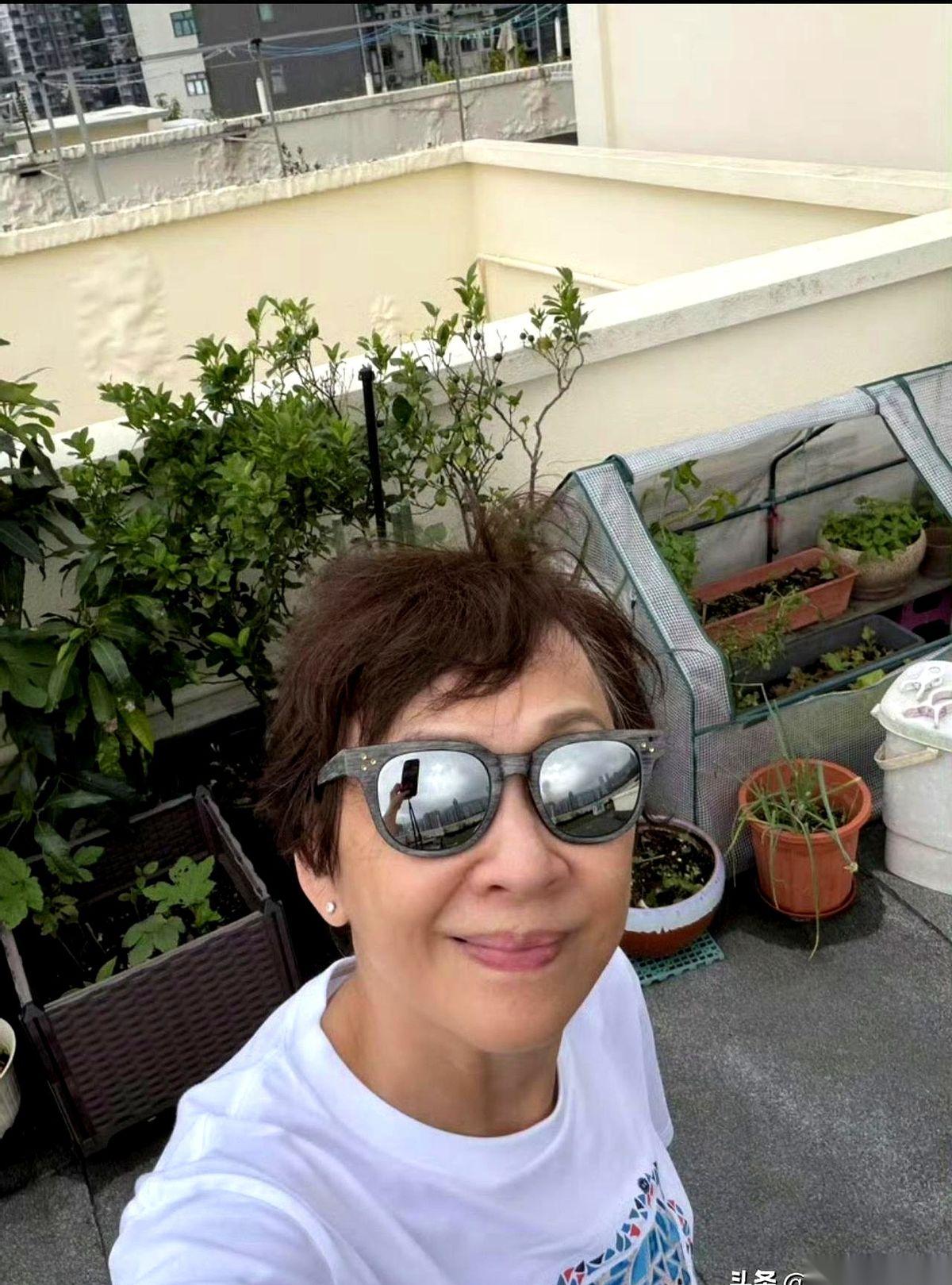 余安安一张照片，在香港，比扔下一部新电影动静还大。
照片上没剧本，没灯光，就一副