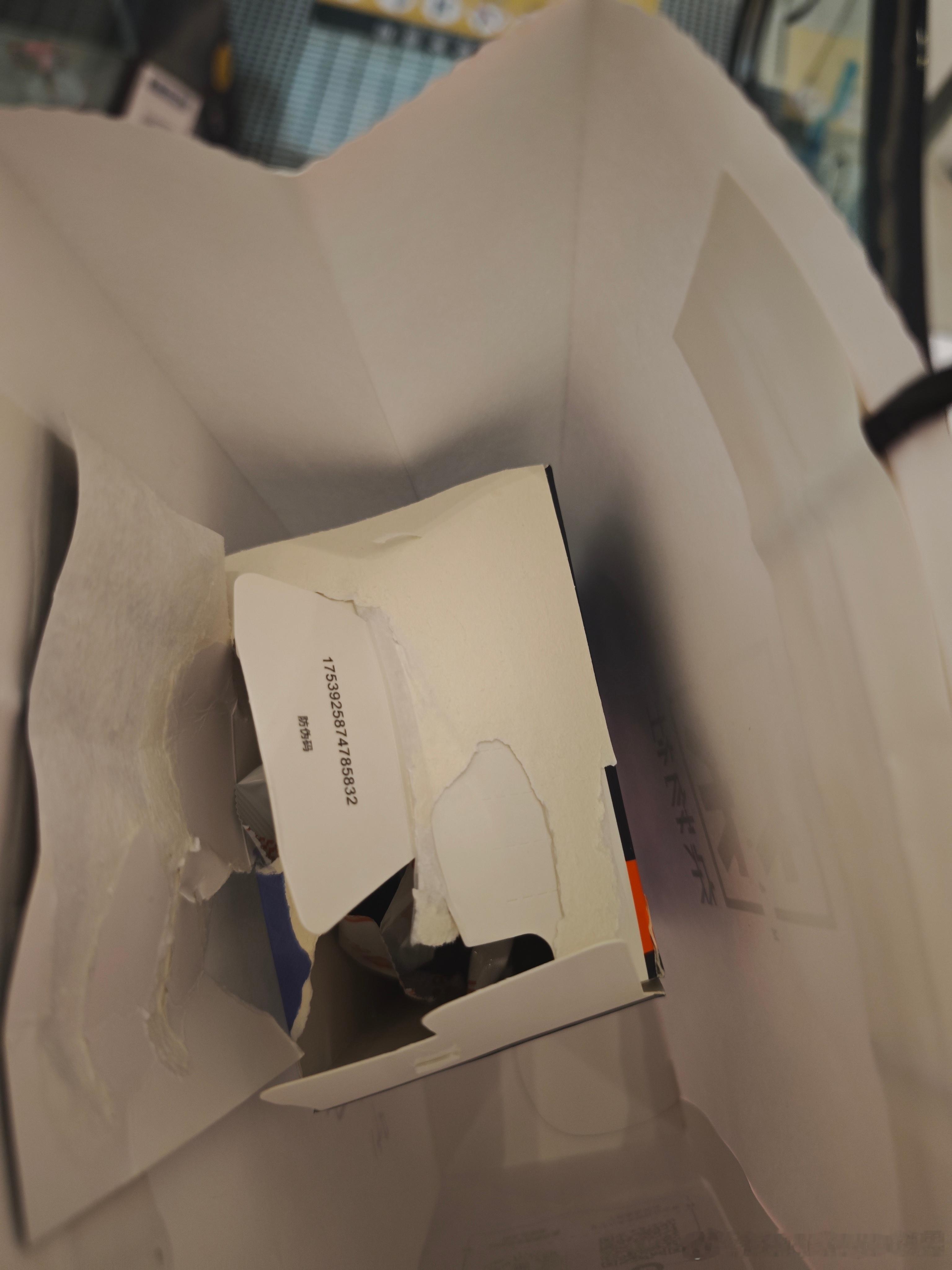 盲盒开出来垃圾!!!网页链接昨天这个事情发生以后，今天来找店员沟通。店员调出监控