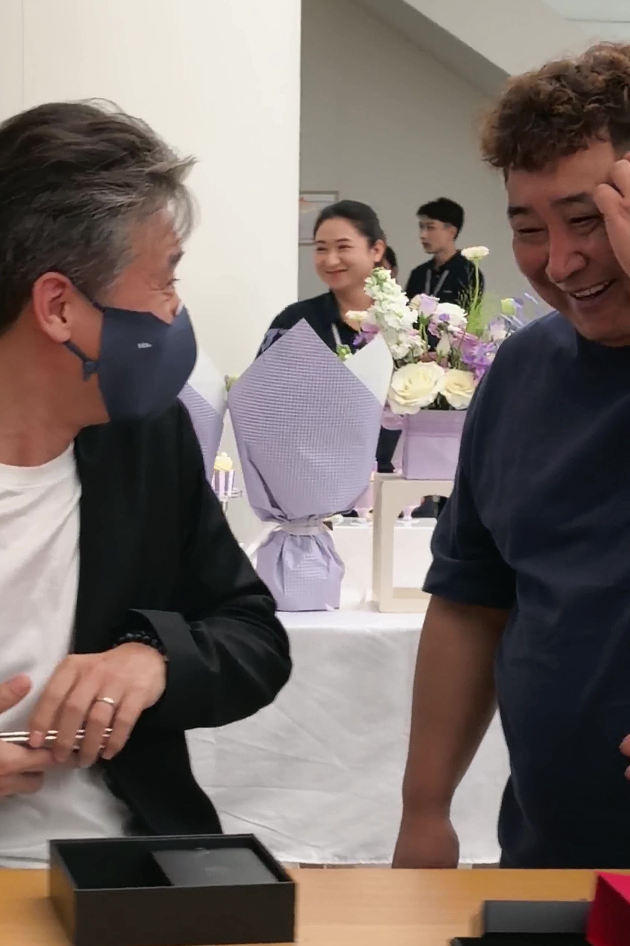 李乃文有点子好运在身上不出意料，华为Mate X7首销果然热度炸场了全国门店全是