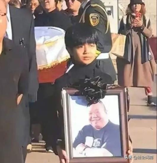 表面风光无限，实则败光家底！54岁撒手留下一堆烂摊子！

在外人眼里，当年的臧天