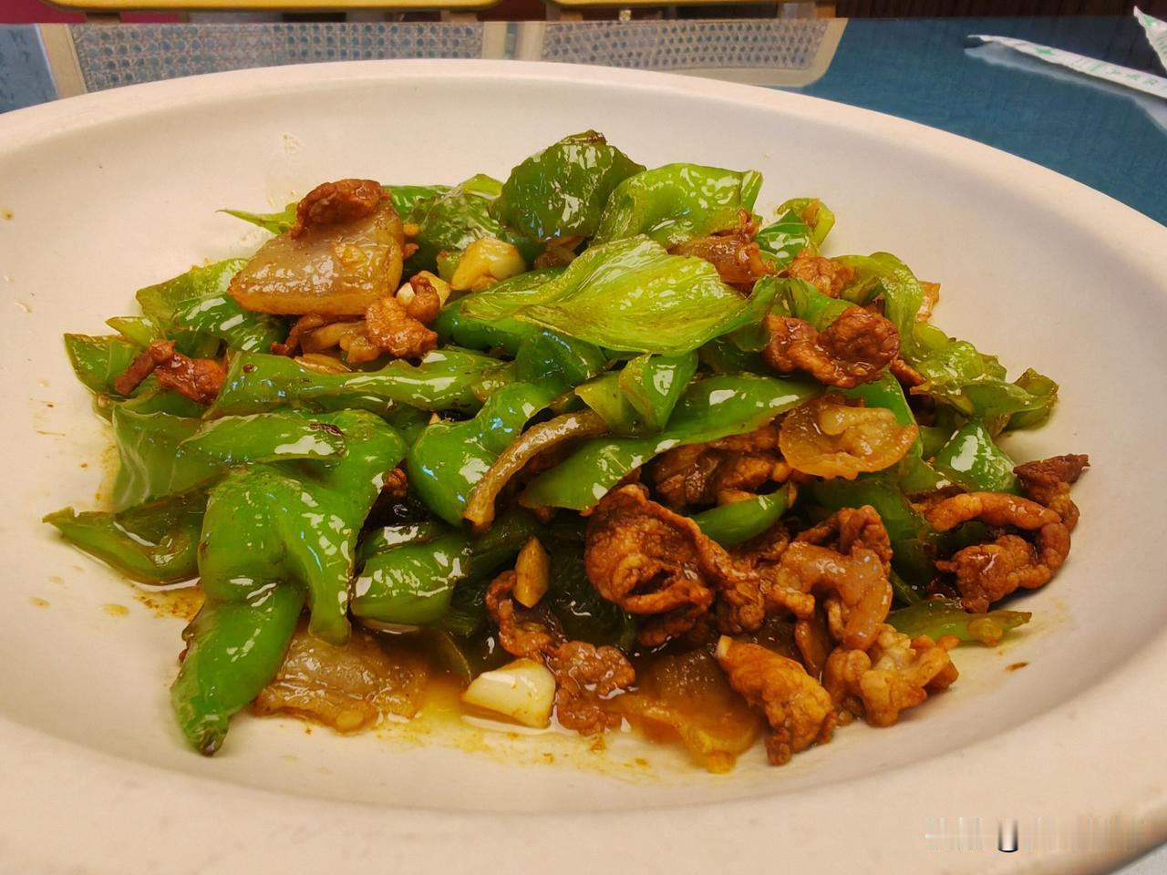 为什么饭店的辣椒炒肉那么好吃? 
饭店厨师炒的辣椒炒肉为什么那么好吃呢？因为它跟