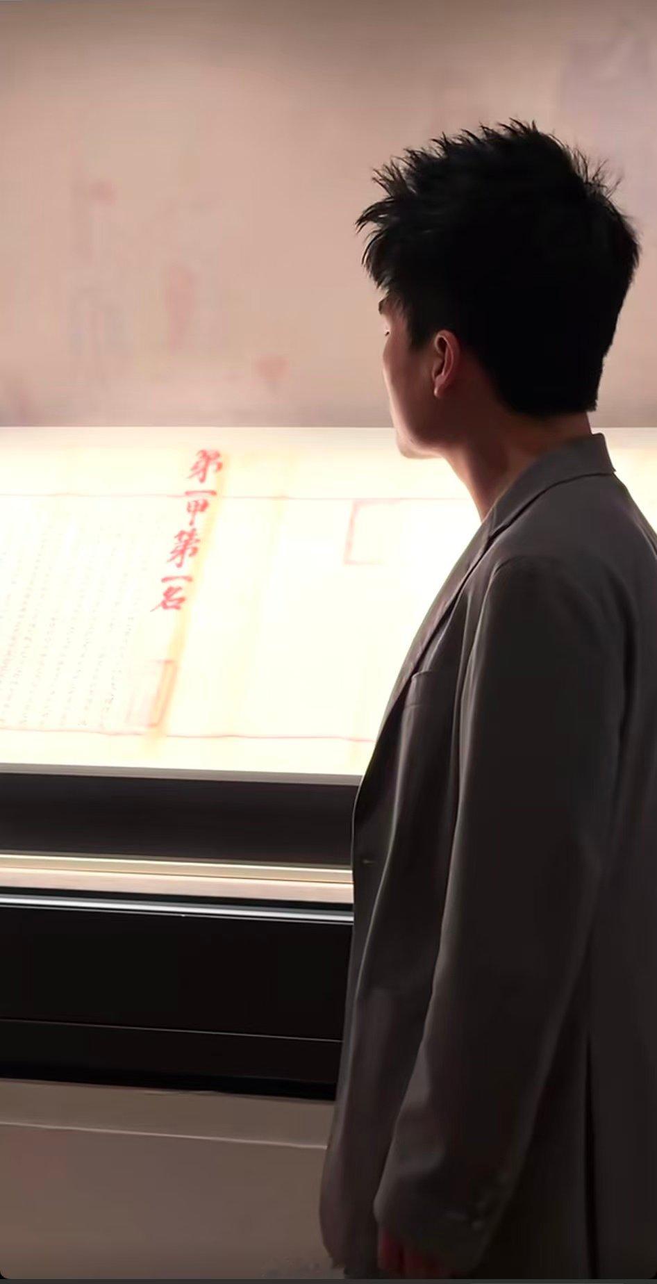 【董宇辉为高考生祈福】董宇辉借一甲一名状元卷为高考生祈福 6月7日，2026年高