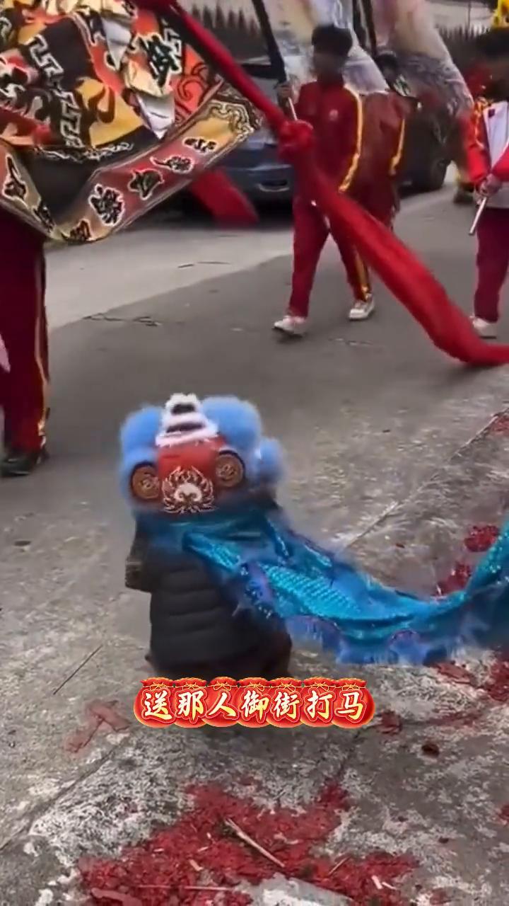 送那人御街打马，才子佳人断佳话。怜余来苦咽下，求不得佛前茶。只留三寸土种二月。