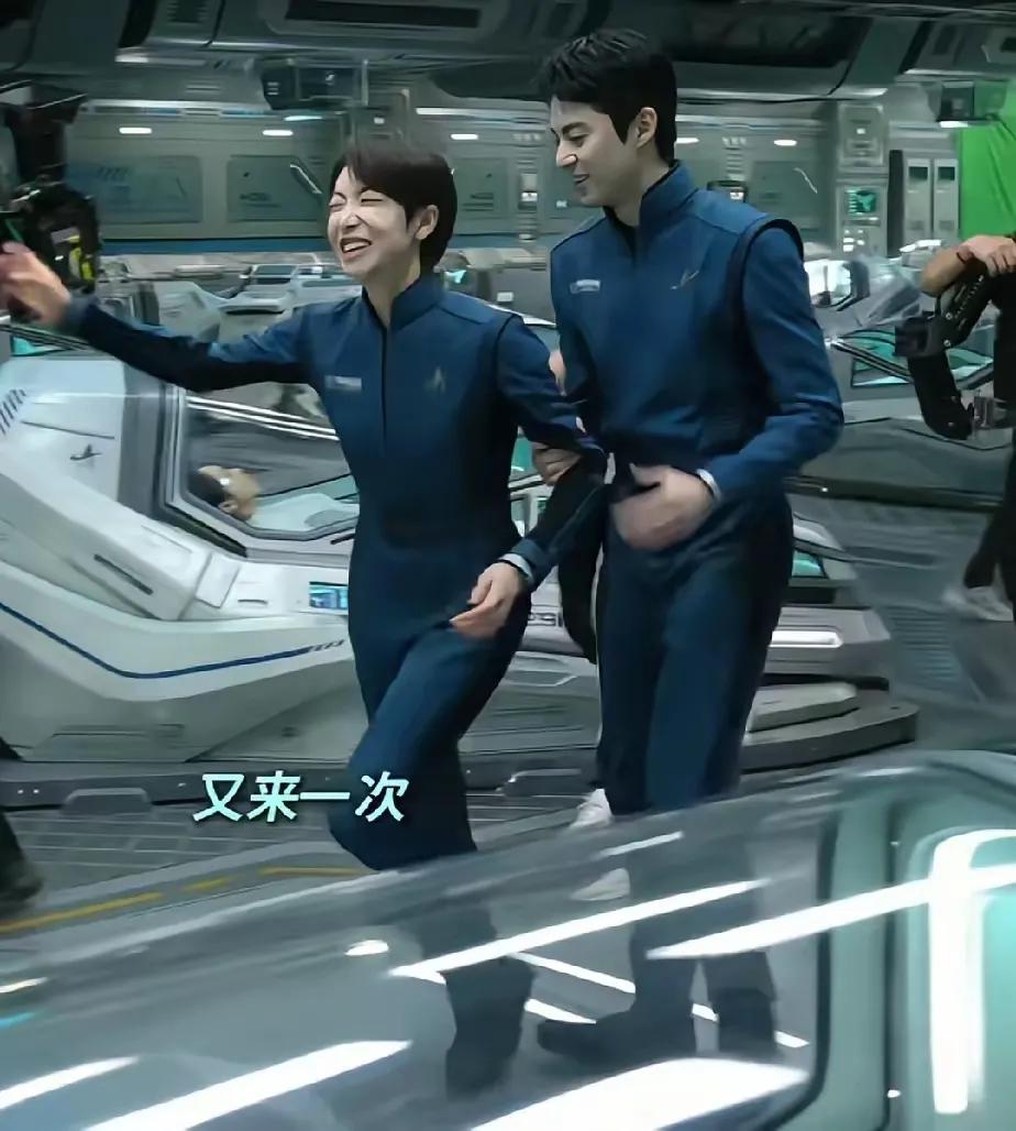 王鹤棣跟人打闹开玩笑，已经严重玩过界了：

与宋茜在片场并肩走路时，竟然两度用脚