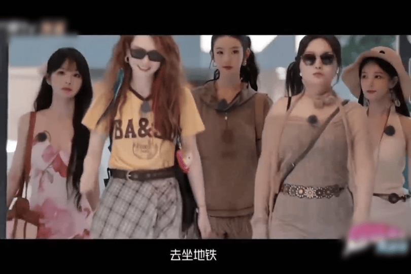 女推团群像家属感好强姐姐妹妹抓娃娃  抓娃娃时为彼此欢呼拥抱，看着就特别暖心[心
