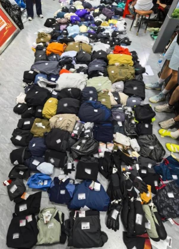 7月22日，广州多家运动品牌门店接连发生怪事：明明店员一直守在现场，衣服却一批批