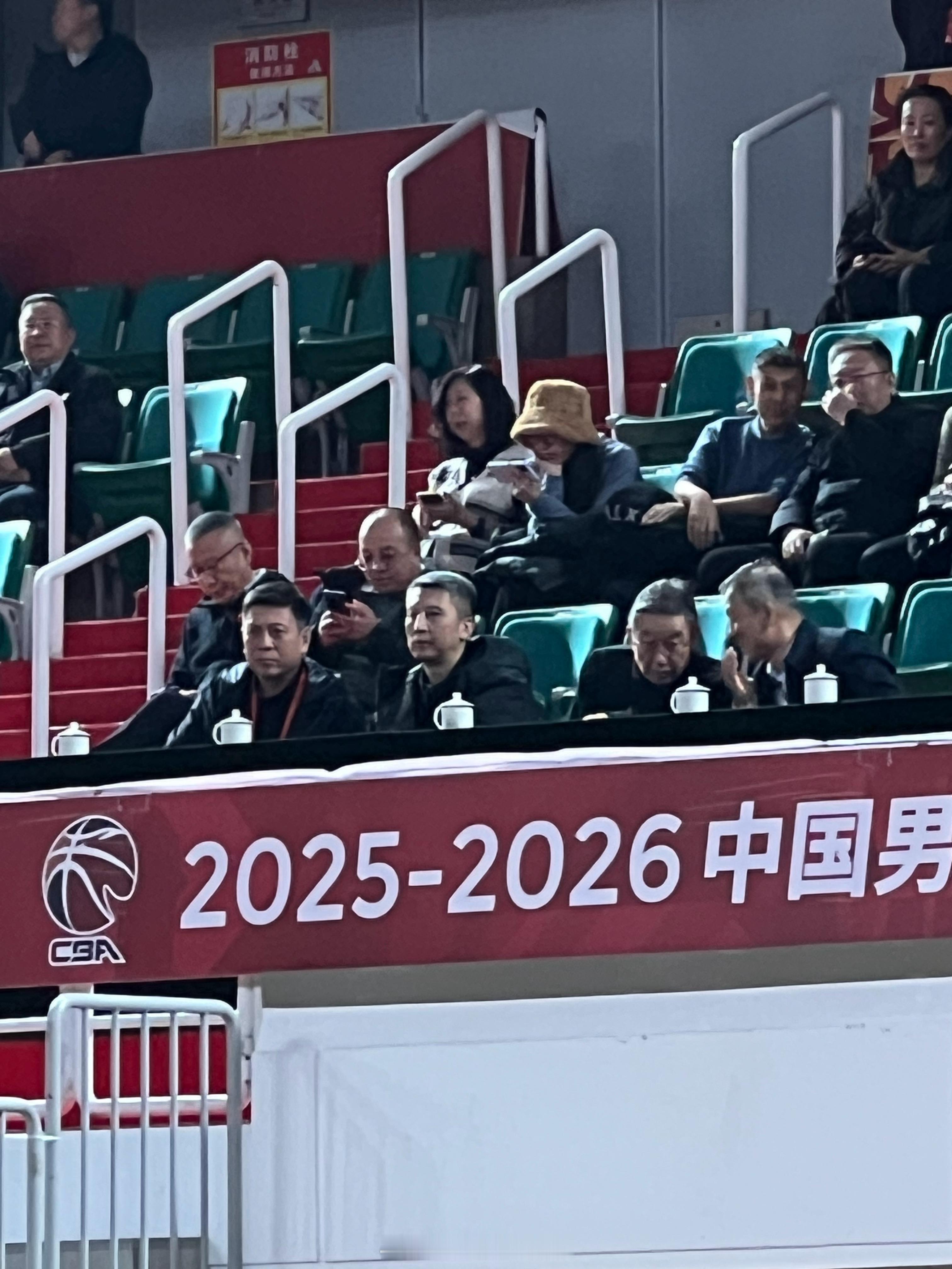 中国男篮主教练郭士强现身山西男篮主场，观看山西男篮和江苏男篮的比赛。所以，考察谁