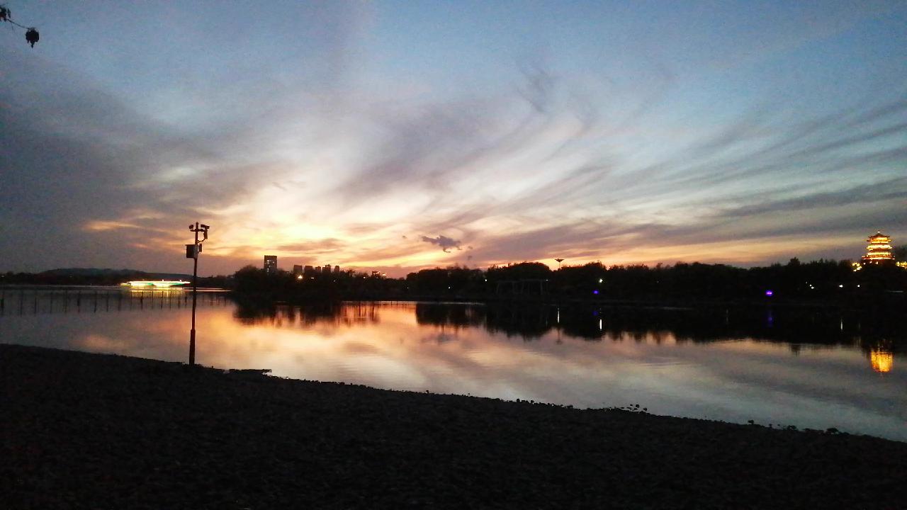 晒出你相册里最有意境的一张照片傍晚的清风湖，夕阳西下，晚霞映照湖面，风情万种。