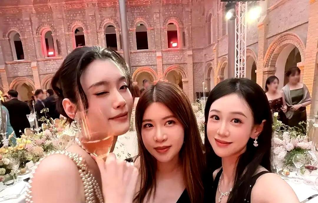 奚梦瑶婚礼，200个宾客，199个是老板的客户。
当年T台那一跤，直接摔没了她所