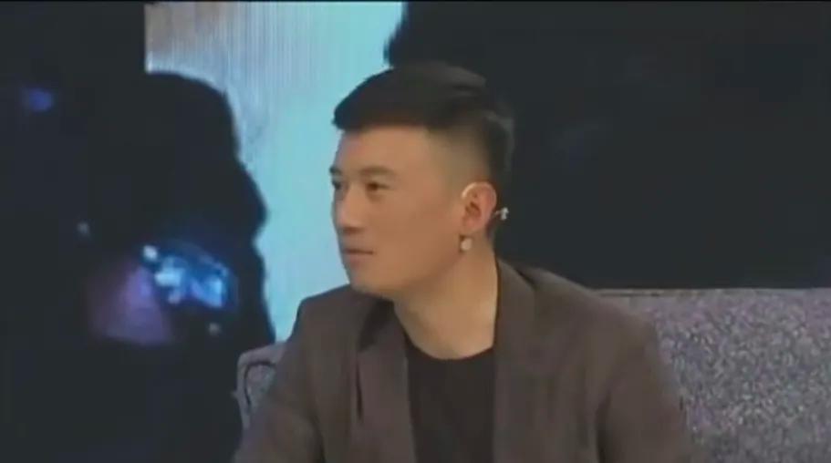 徐洪浩说：“我和于和伟是大学同学，毕业后都去了南京军区政治部前线文工团，之后的六