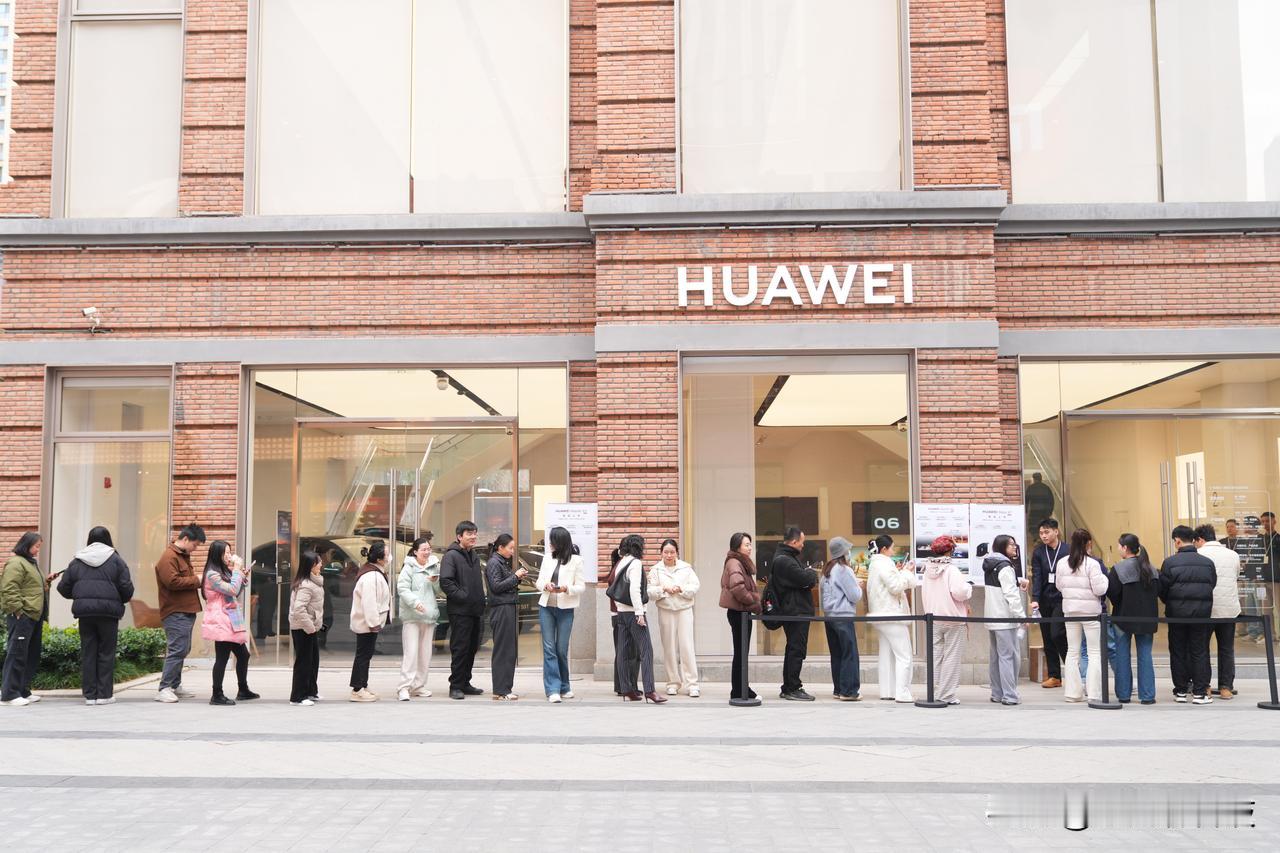 今天10:08华为Mate X7正式开售，这波购机热潮直接燃爆线上线下。线下店外