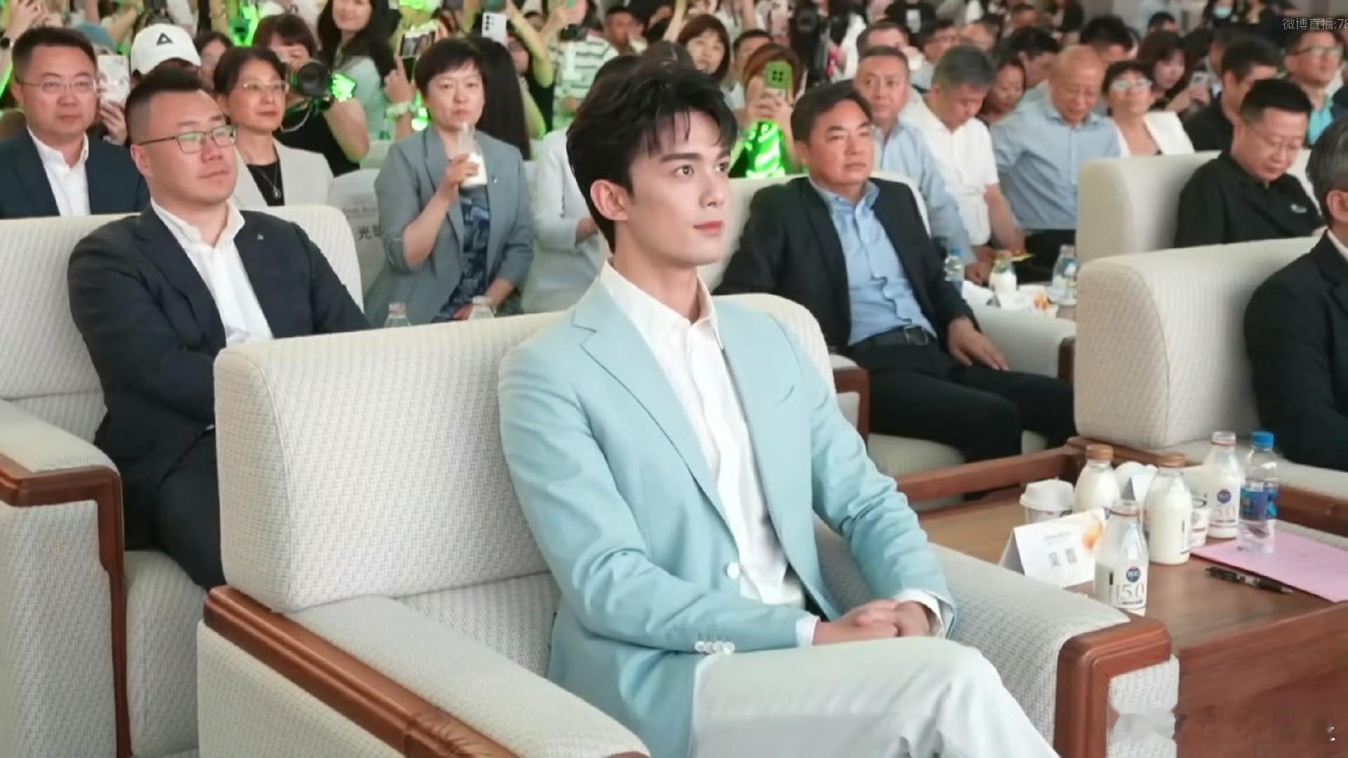 品牌发布会上的吴磊，妈呀，一看还以为是那个年轻的企业家[笑cry][笑cry][