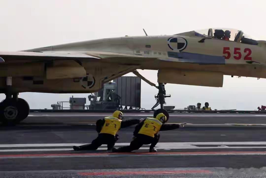 13年前，歼-15精准钩住阻拦索，在"邮票"大小的甲板上定格里程碑时刻。那记帅气
