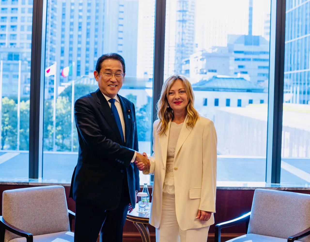 日本的这些个前首相，最近都挺忙的！前脚石破茂作为高市早苗特使访问阿联酋，后脚麻生