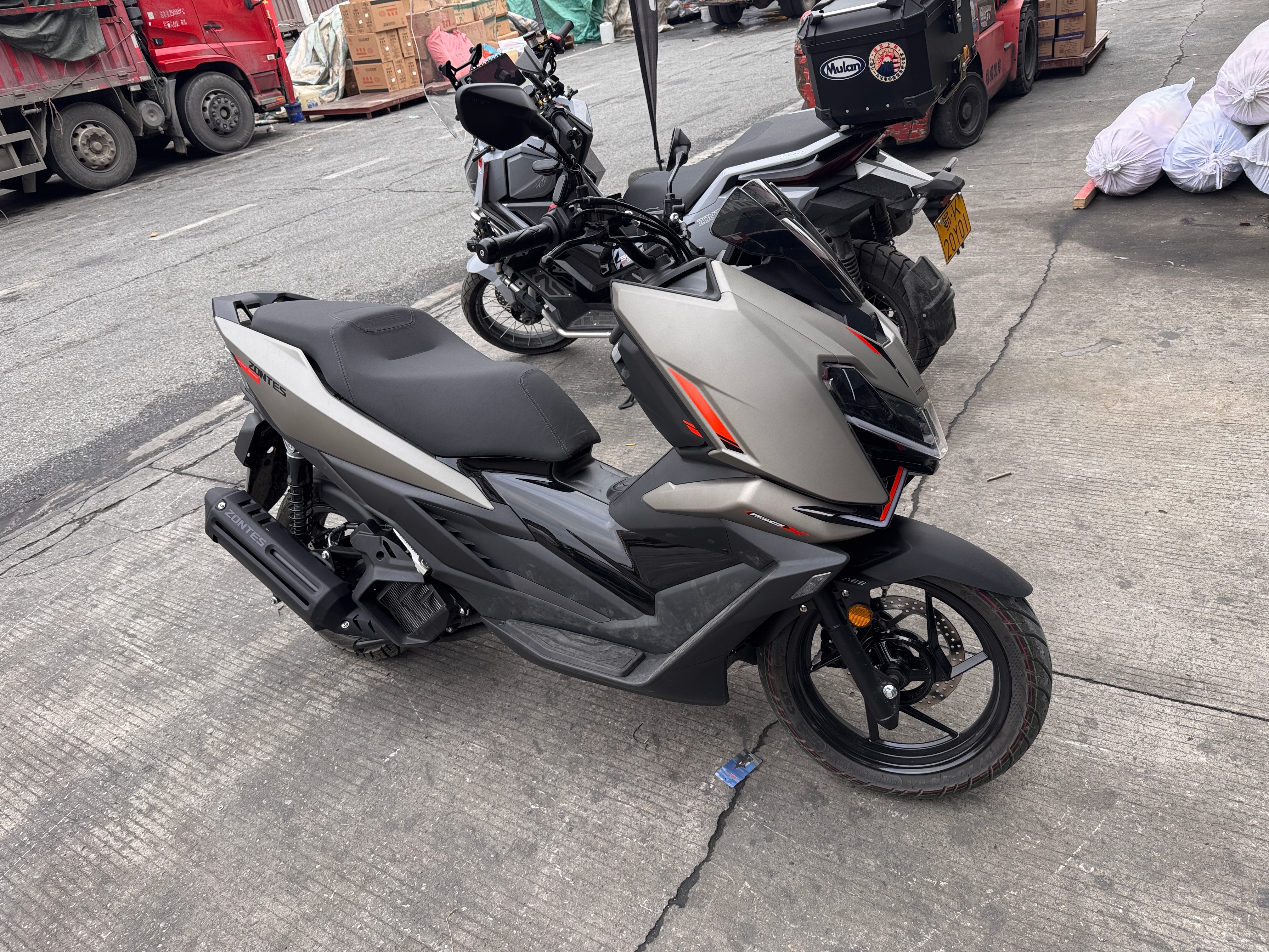 骑摩托 又把膝盖给扭伤了…落地用左脚去撑大意了