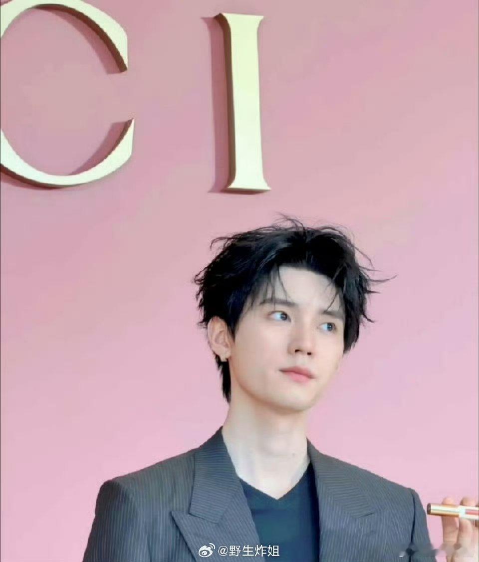 今天出席线下活动的男明星生图有陈飞宇、杨洋、王鹤棣、周翊然，谁的生图状态最好？ 