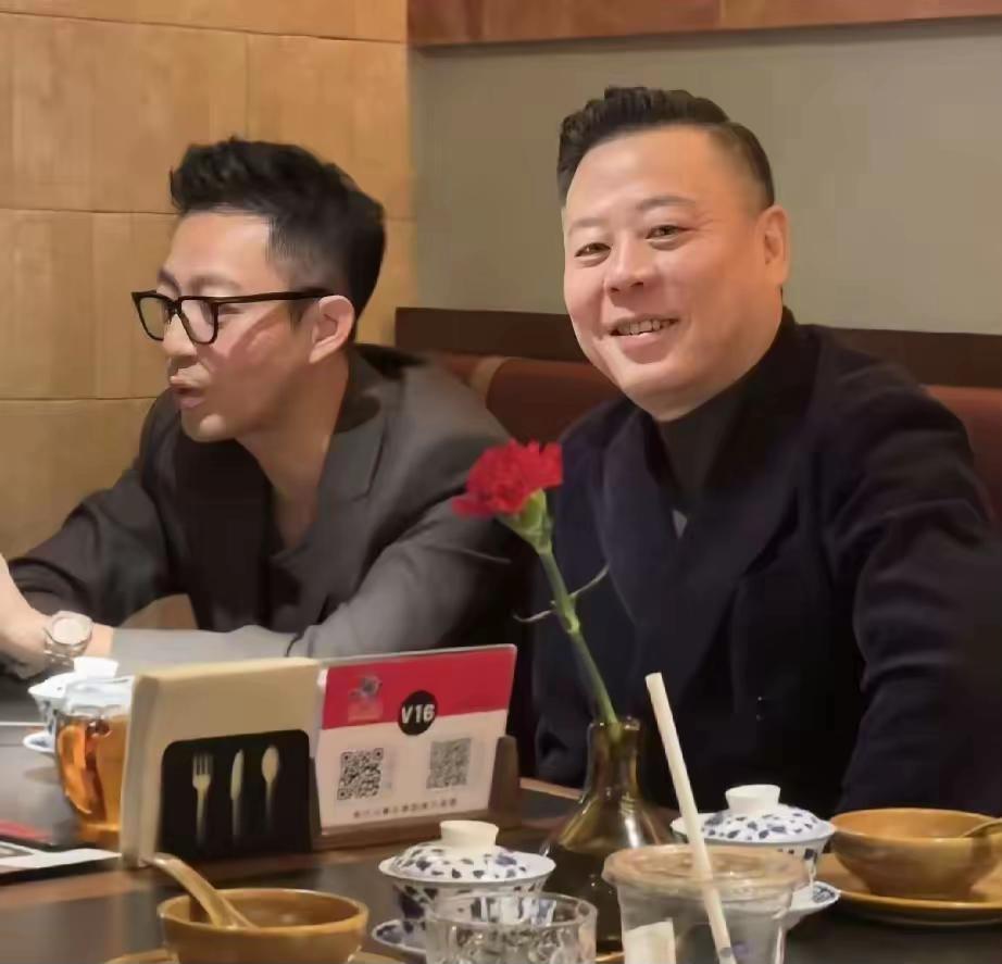 汪小菲和安总一起工作时秒变乖乖小青年。安总是张兰的老部下鞍前马后20多年，餐饮行