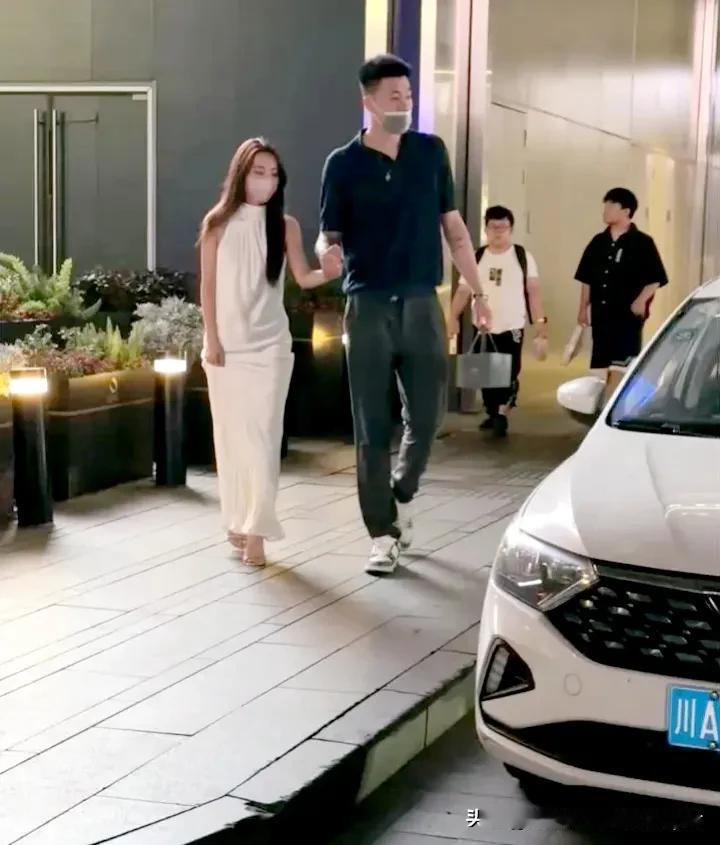 张镇麟带着女朋友出现在成都春熙路附近逛街，假期太潇洒！休赛期带着老婆玩转成都，悠