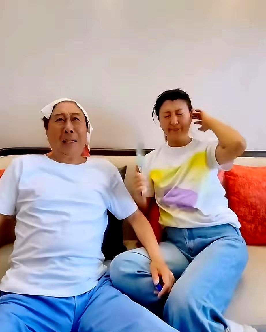 冯巩搂了下闫学晶的肩膀，底下评论，瞬间把两种人筛了出来。
第一种人，盯着规矩，盘