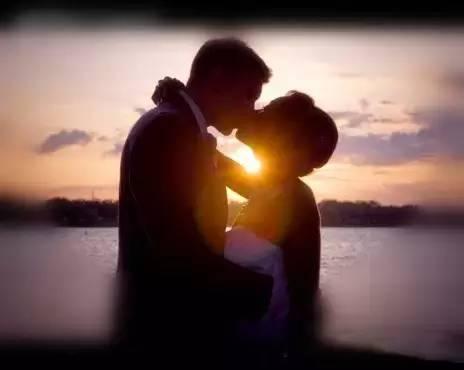 新的一年，新的祝福，与自己相伴多年的爱人，每天对她说一句：“我爱你”


这三个