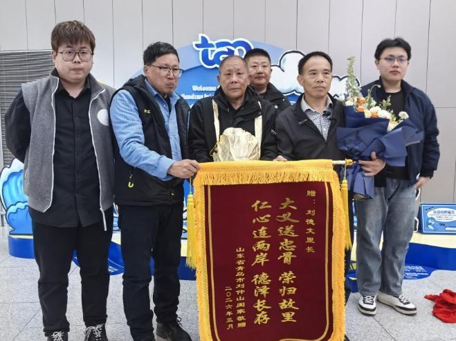 台湾里长刘德文，23年做一件事，送436位老兵跨越海峡回家[太阳]

刘德文这辈