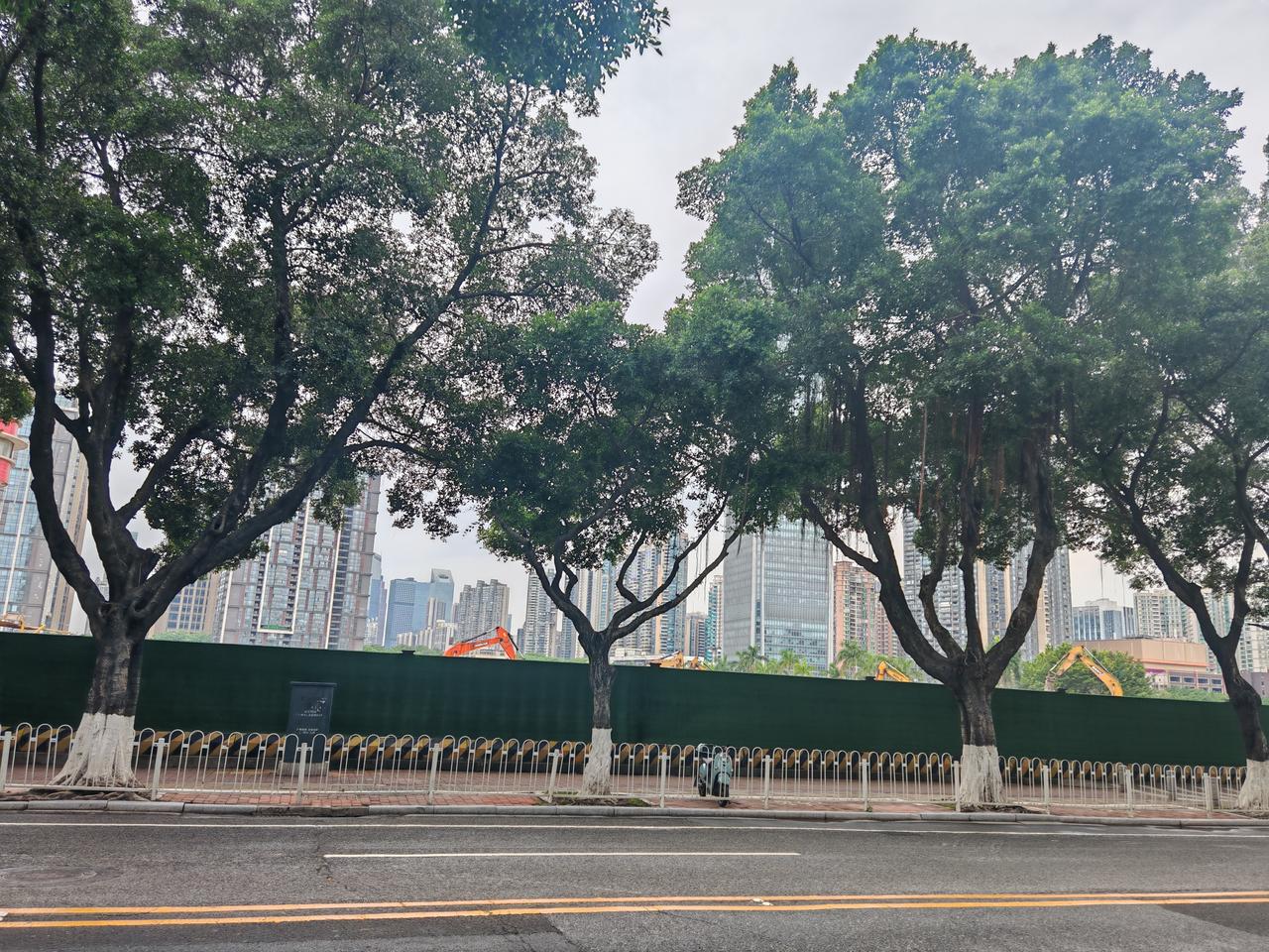 广州赛马场地块现在有几十台挖掘机在施工，土地平整中，是珠江新城唯一的面积大且未开