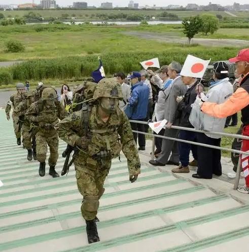 日本人嘴上喊得凶，心里真的不怕吗？
又是改教科书又是闯台海，真当中国人忘了南京大
