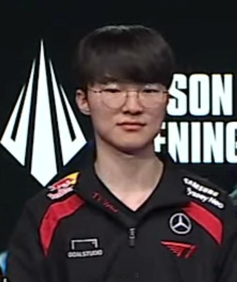 Faker的领口绣了个T1 win[哇]

#LCK季前赛##英雄联盟##T1#