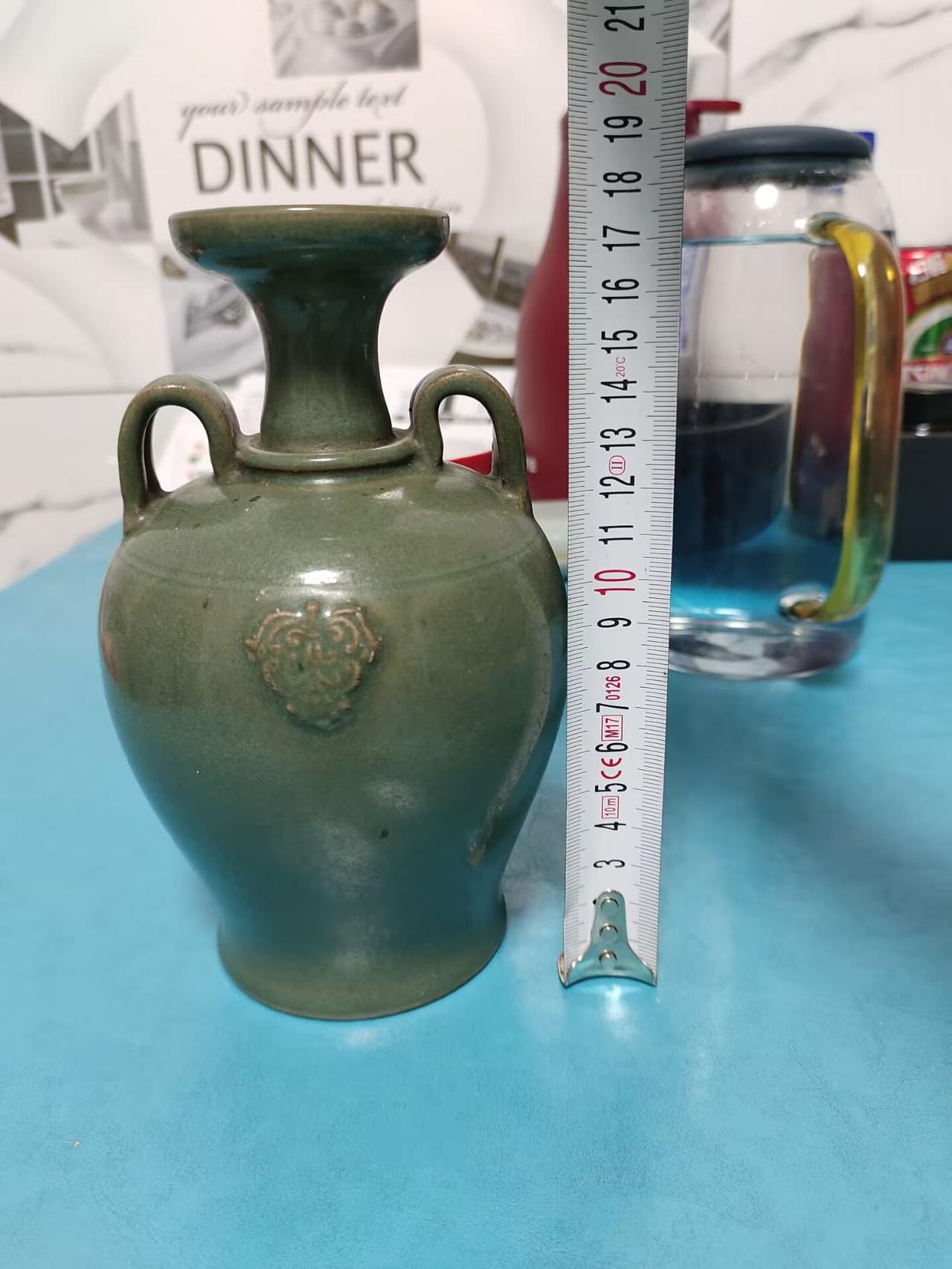 越窑秘色青瓷双系盘口瓶鉴赏
 
九秋风露越窑开，夺得千峰翠色来。
好向中宵盛沆瀣