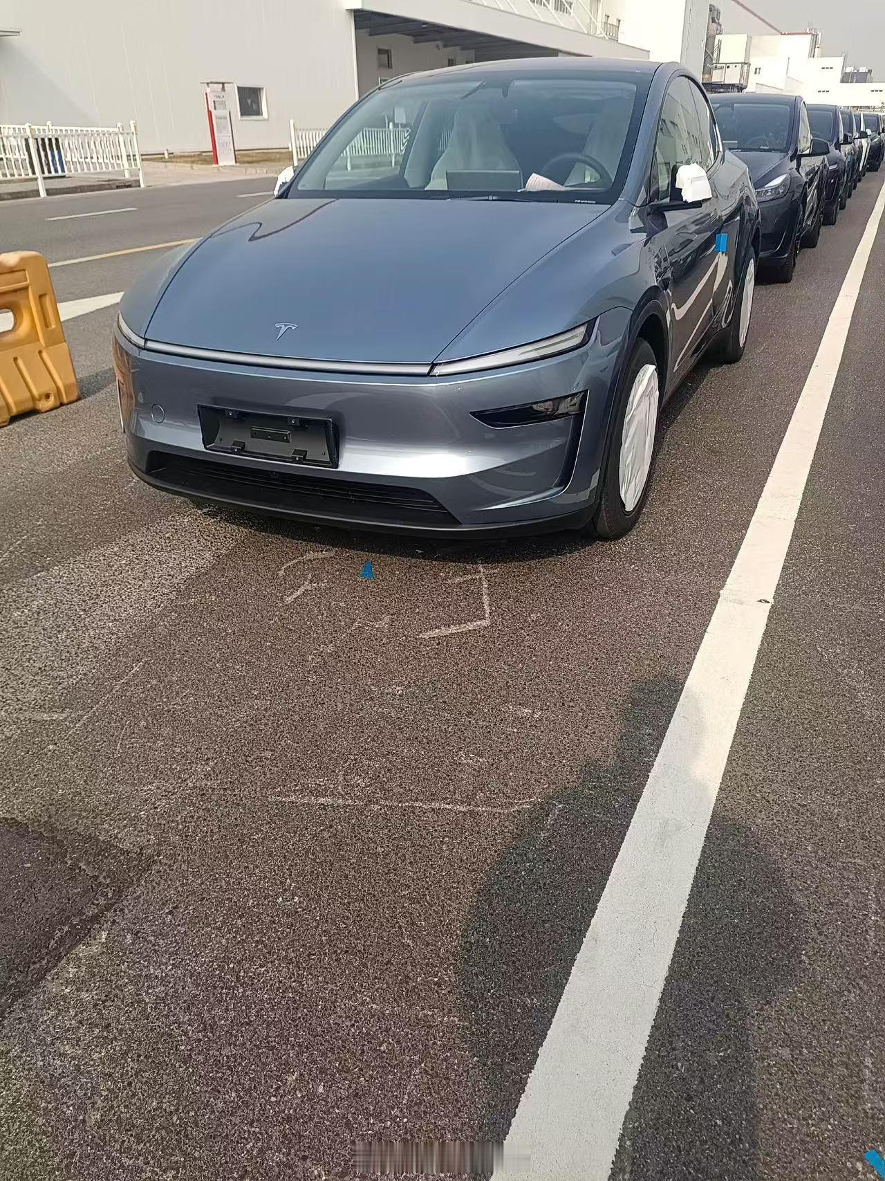 焕新Model Y 这Robot-Face可还行？尾灯亮起来科技感还是强的 