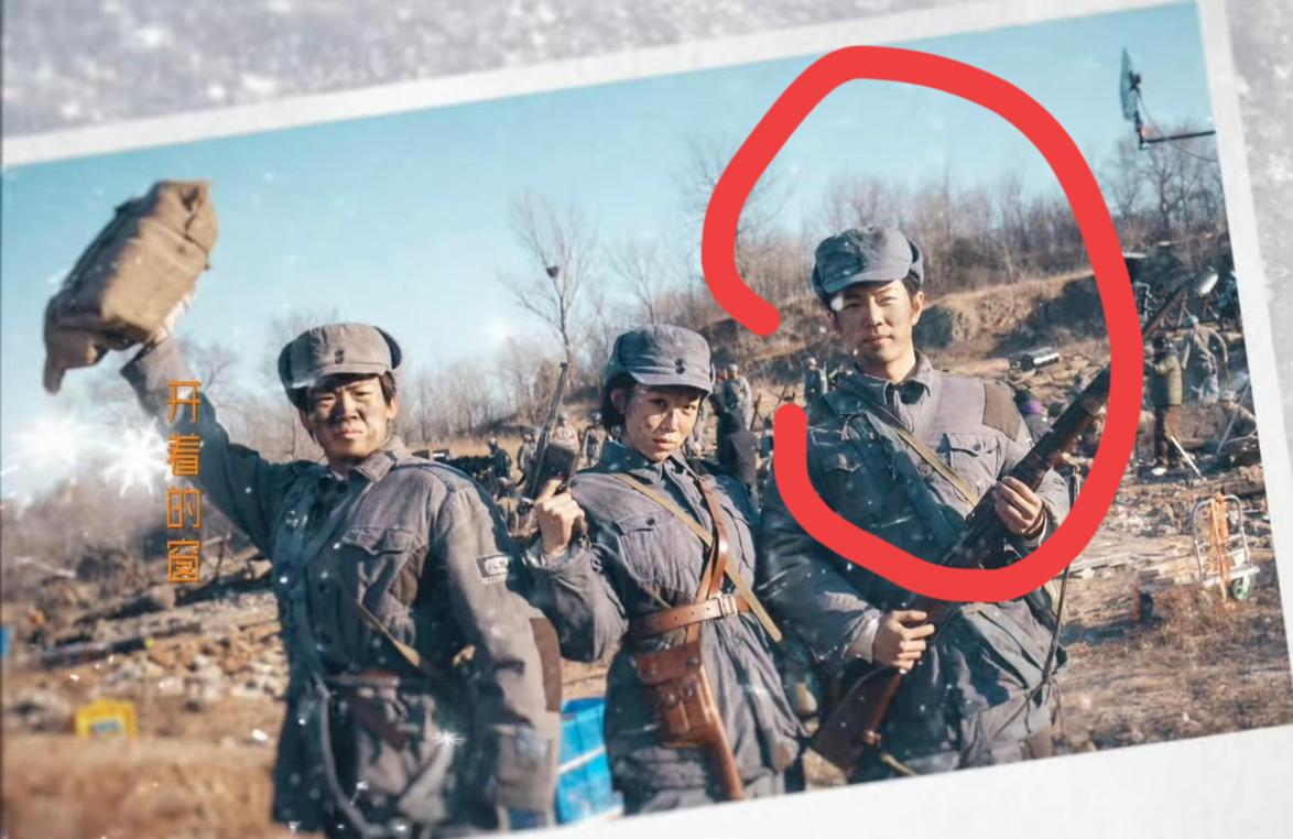 看了2集小城良方
谁能知道
肖战在自己主演的剧中当群演，关键是扔人堆里真的找不到