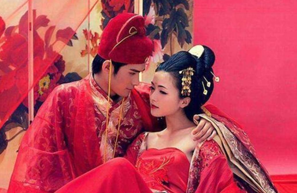 古代皇帝大婚、第一次和皇后行房事，不会让皇帝自己胡乱摸索，皇宫里早就定下一套完整