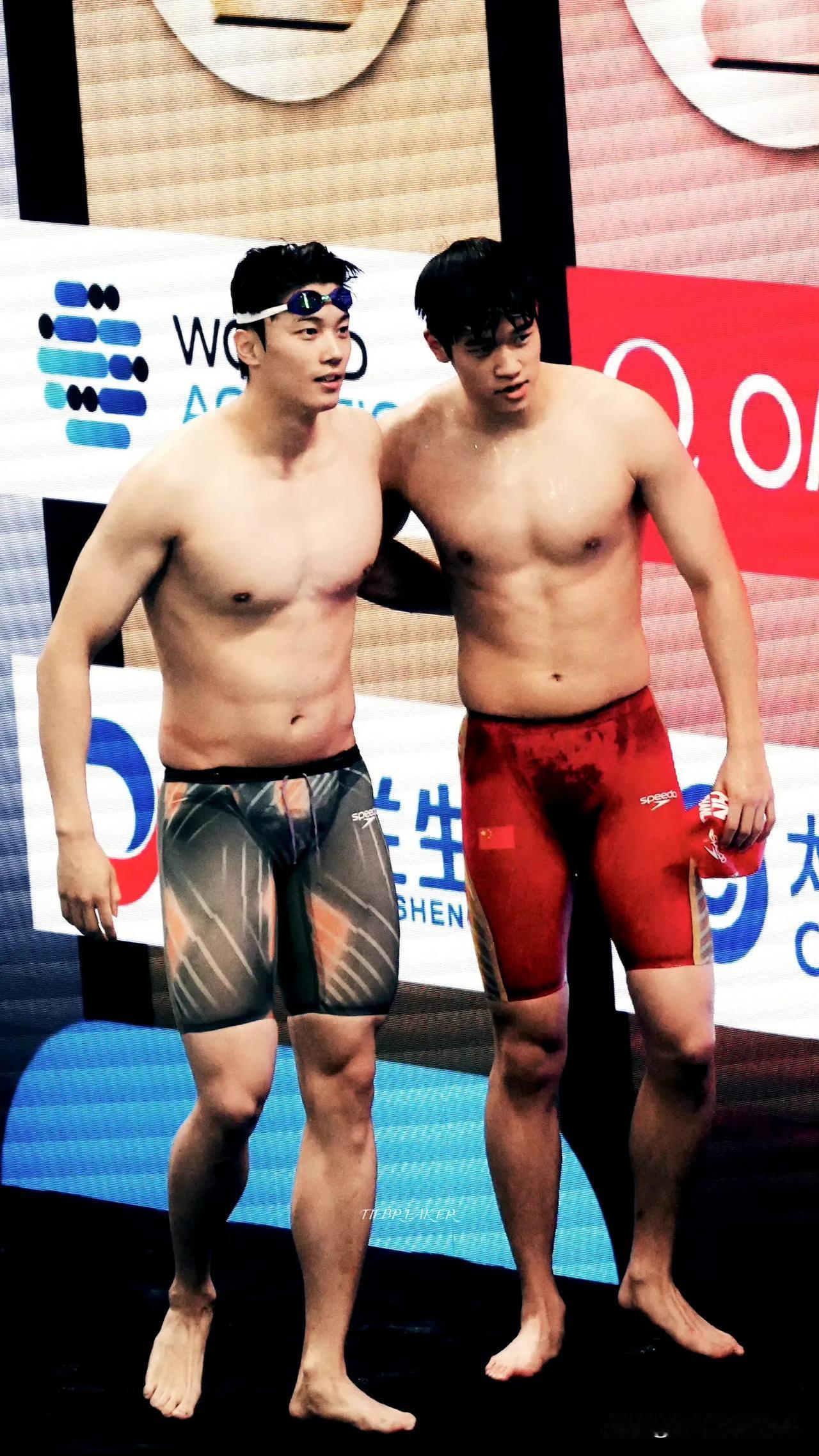 潘展乐:我不要面子的呀！对着我离家出走的腹肌拍[大笑]

潘展乐小队员这是放假吃