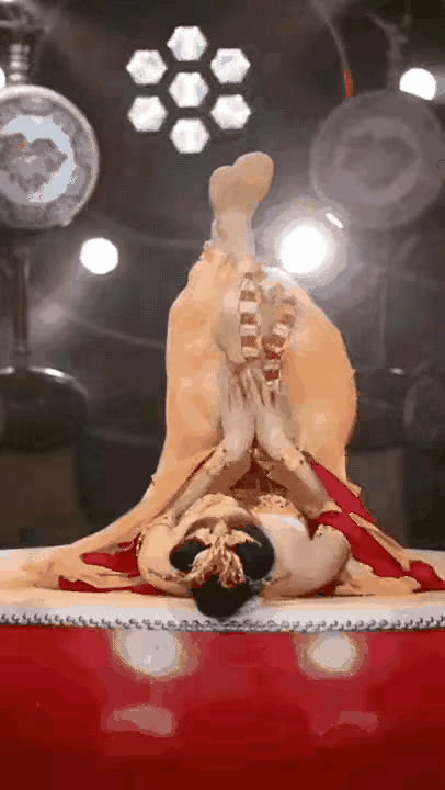 劈腿不小心拉到腿了，看样子应该挺疼的。