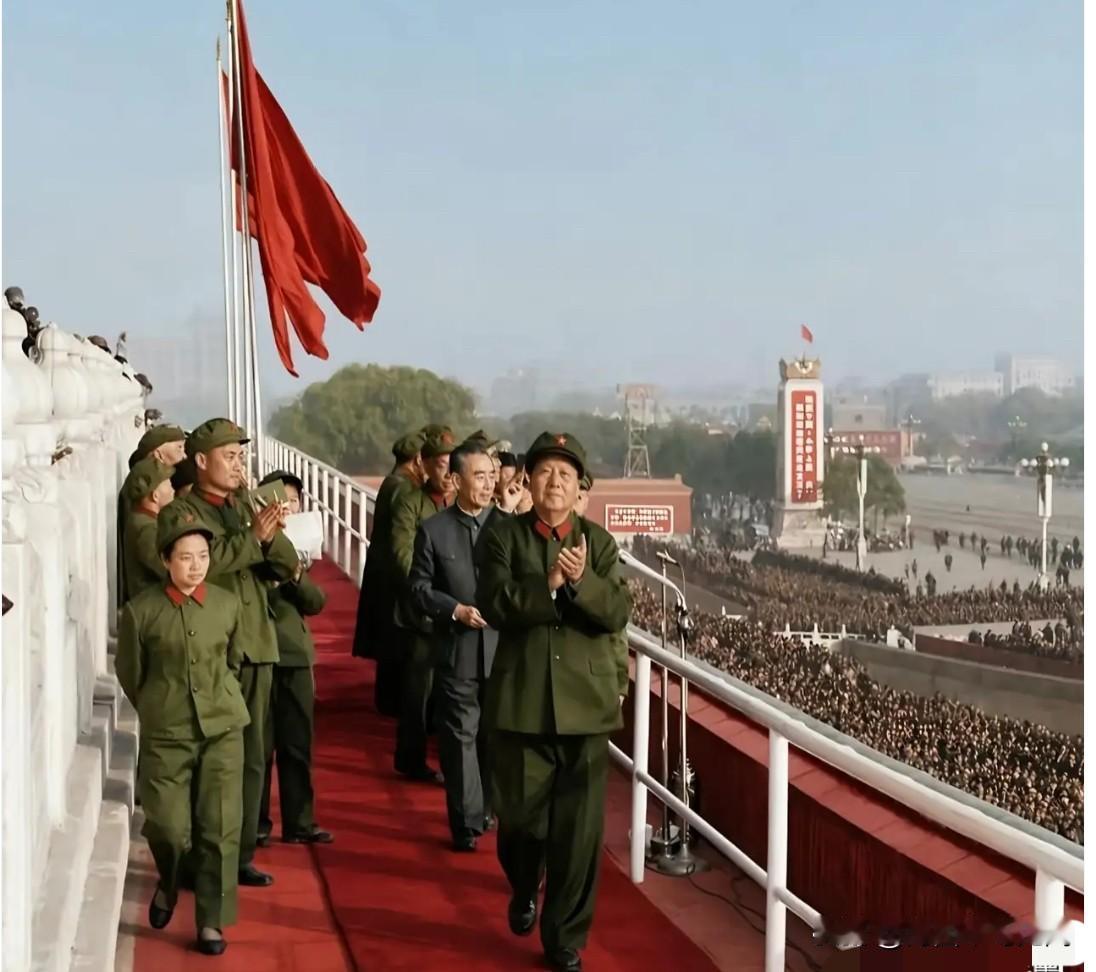 1966年8月18日，在天安门城楼，大家好好看一下，画面左侧身穿着六五式军装，背