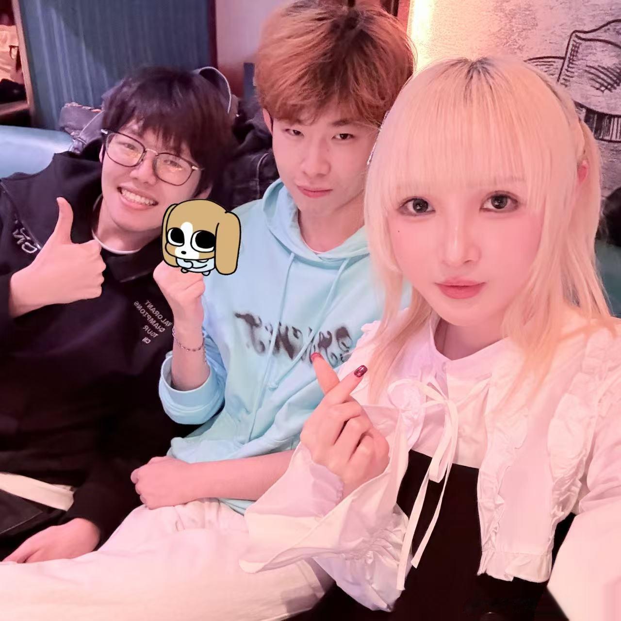 yosemite跟小绝等朋友聚餐照：上次发动态还是在上次