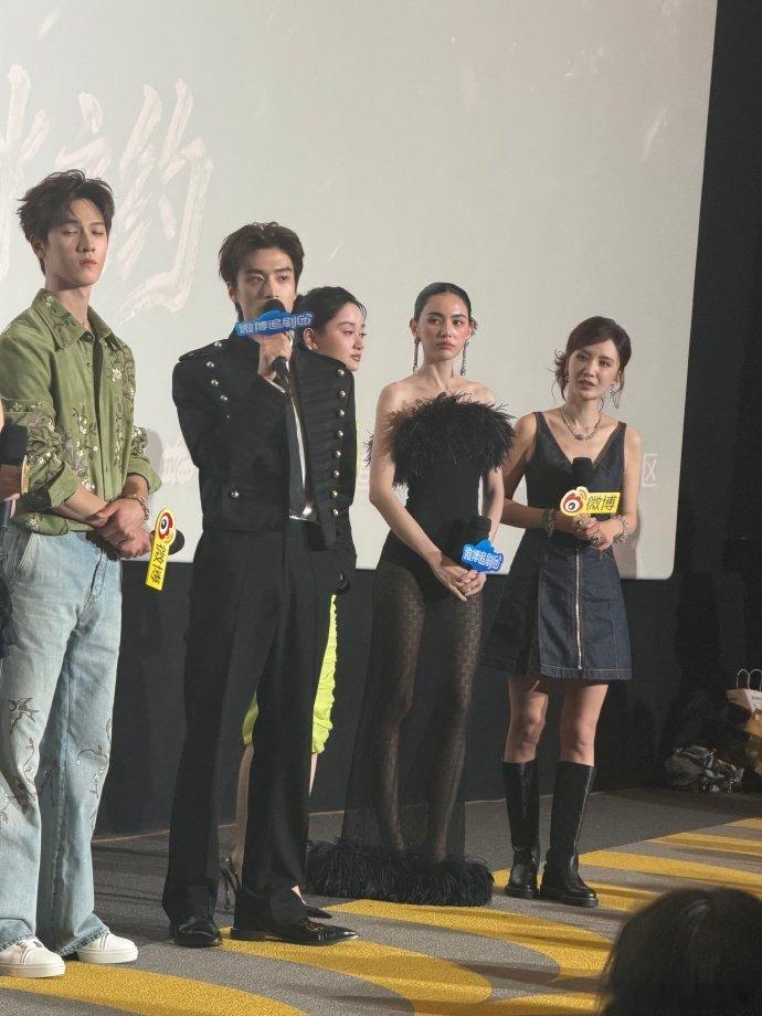 C位给主演张萌站一边 张萌真的是娱乐圈的一股清流！作为制片人，她完全有资格站C位