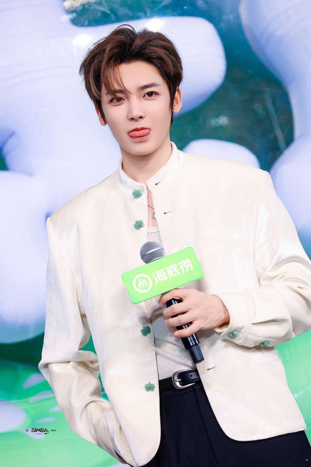 侯明昊嘴角自动上扬 救命！侯明昊的嘴角是装了弹簧吗？永远保持上扬状态，笑起来甜到