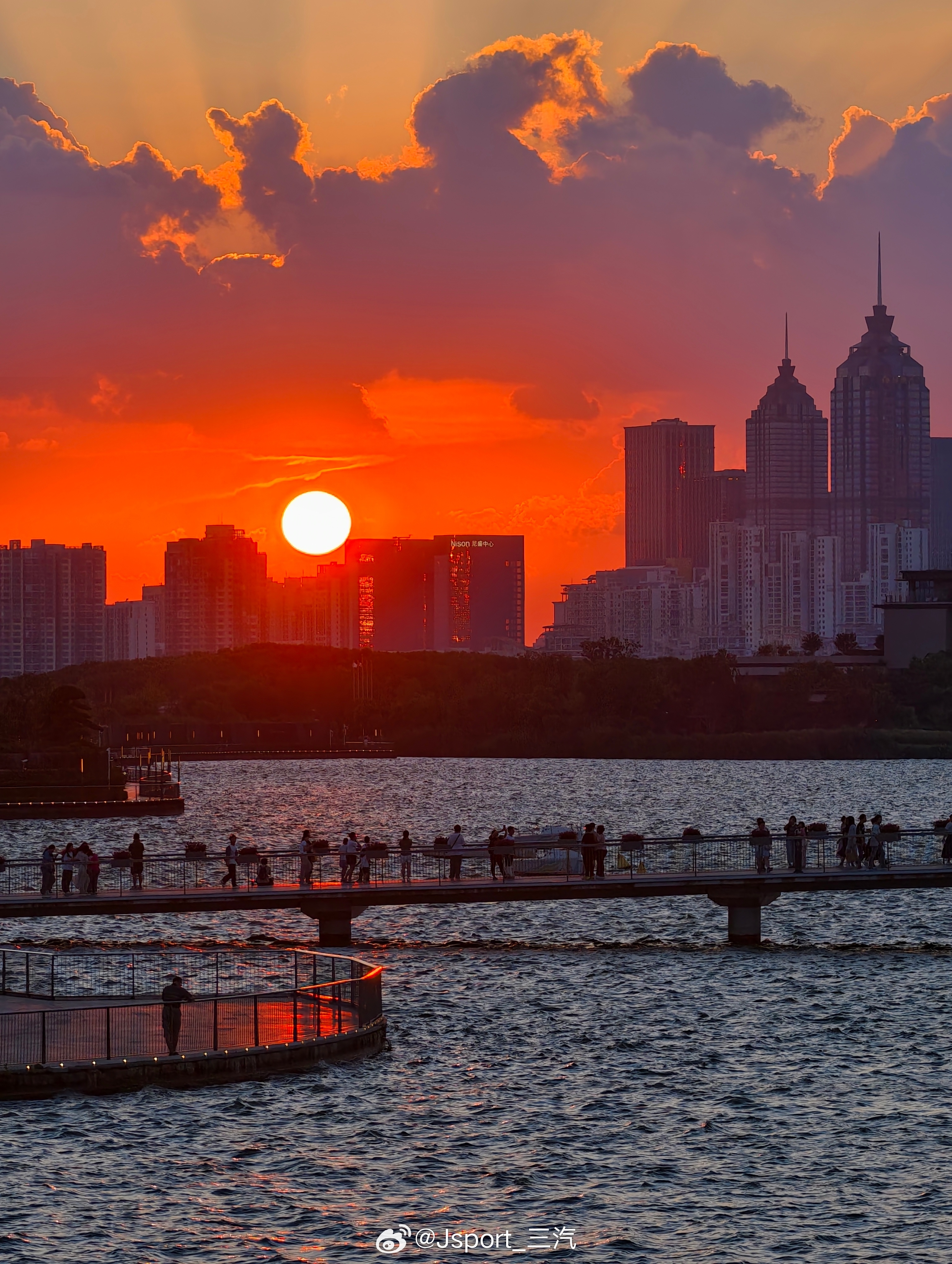 白海豚将带来大范围强风雨天气台风 立秋不是气象意义上的入秋赶紧来吧，都热疯了这种